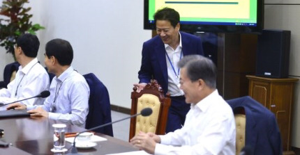 임종석 비서실장 회의 지각.jpg | 인스티즈