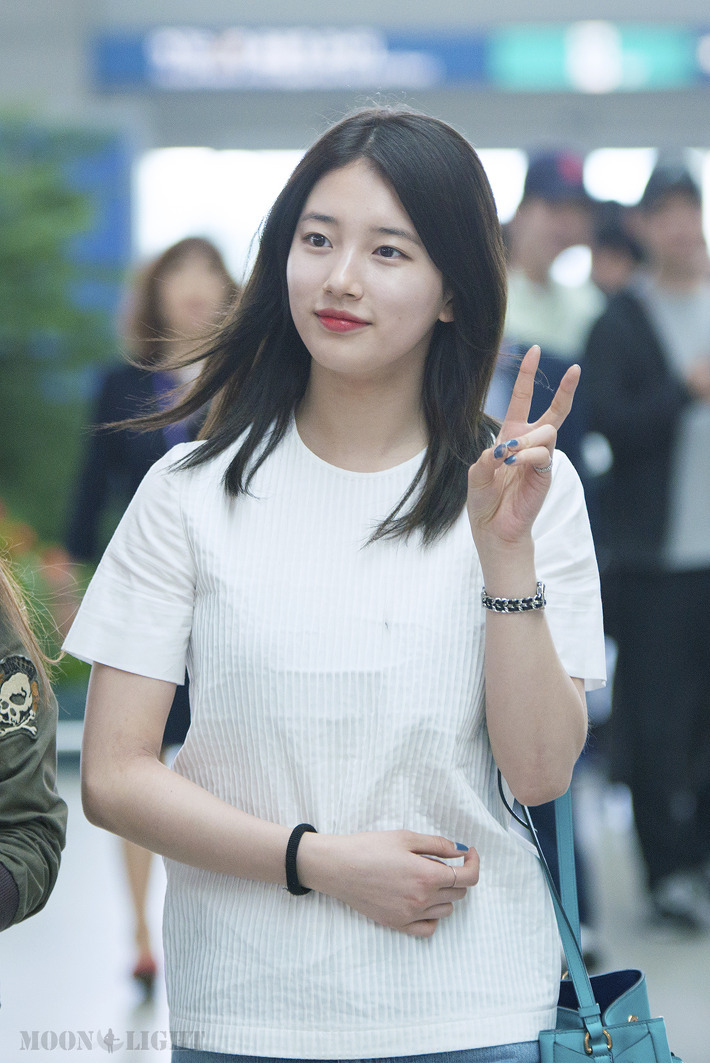 공항에서 만난 어머님이 사진 찍자니까 포즈 취하는 수지 | 인스티즈