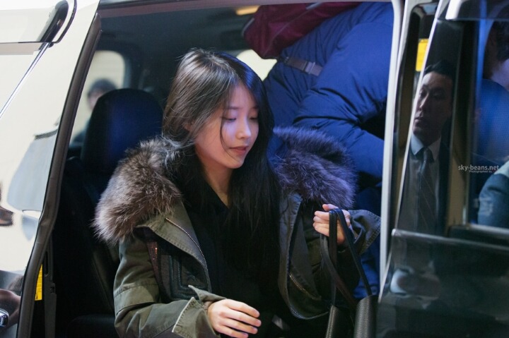 수수한 모습으로 퇴근하는 아이유.jpg | 인스티즈