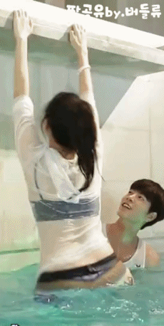  수영장에서 놀고 나오는 여성들.gof | 인스티즈