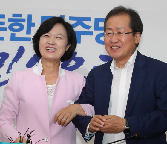 오늘자 프로팔짱러 추미애ㅋㅋㅋㅋㅋ.jpg | 인스티즈
