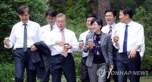 문재인 대통령 - 출근 이틀째 청와대 사진 모음.jpg | 인스티즈