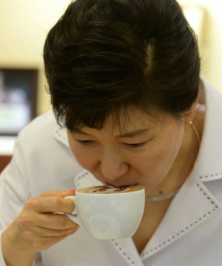슬쩍 시도해보는 근혜.jpg | 인스티즈