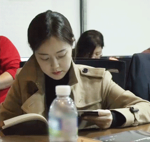 대본 리딩하는 문채원.gif | 인스티즈