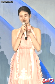 백상예술대상 2부 시작하면서 옷을 갈아입고 온 수지 현황.gif | 인스티즈