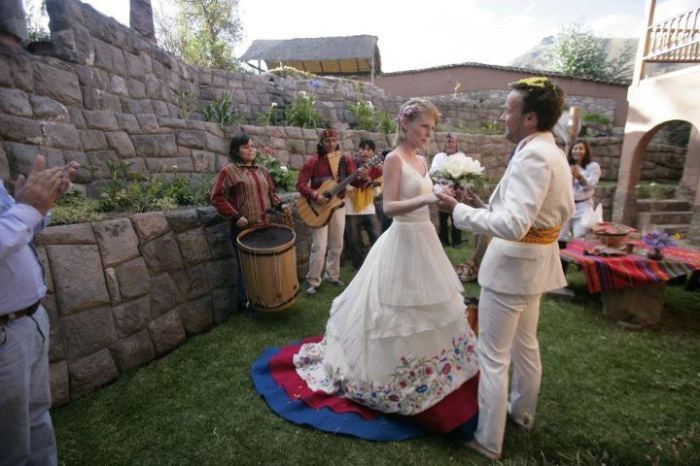 2년간 18번의 결혼식을 올린 커플 | 인스티즈