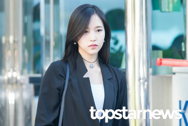 서로다른 분위기의 사나와 미나 뮤뱅 출근길.jpg | 인스티즈