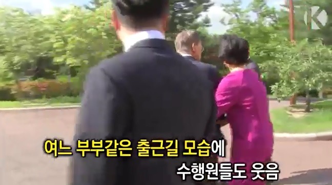 오늘자 문재인 대통령 출근길 .jpg | 인스티즈