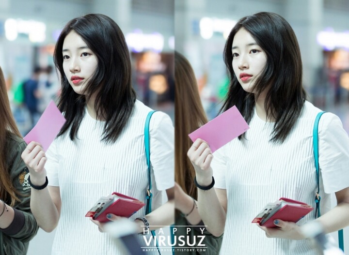 공항에서 만난 어머님이 사진 찍자니까 포즈 취하는 수지 | 인스티즈