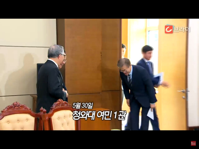 교황에게 묵주 선물 받은 문재인 대통령 (영상) | 인스티즈
