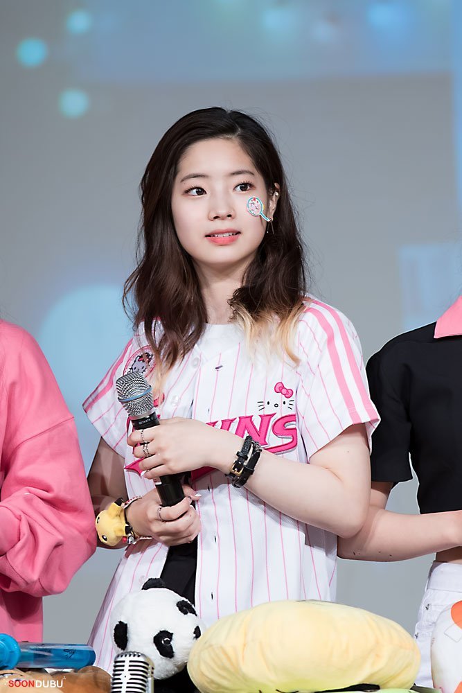 [트와이스] 피부가 두부처럼 하얀 둡둡 다현 짤들.jpg | 인스티즈