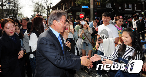 [문재인] 오늘은 전주 지원 유세하러 방문하신 문재인 전 대표.jpg | 인스티즈