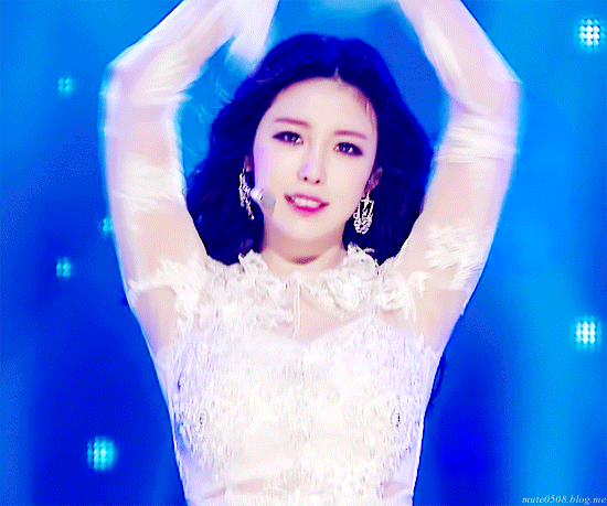 코디피셜 한달동안 자기 영혼을 갈아넣었다는 전효성 지난 활동 의상.gif | 인스티즈