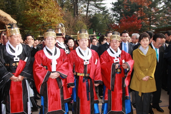 민주국가에서 시장이 신하의 의례복을 입고 독재자 제사를 지내는 구미시 | 인스티즈