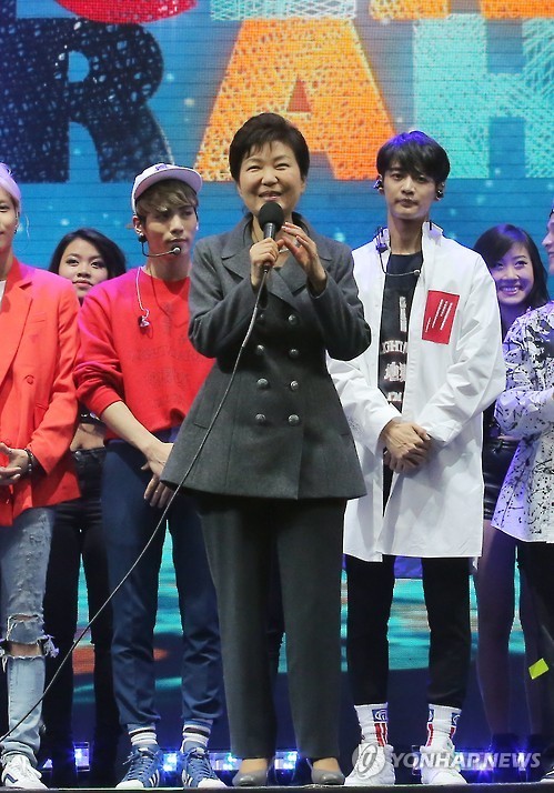 체코 프라하 k-pop 공연에 참석한 대통령.jpg | 인스티즈