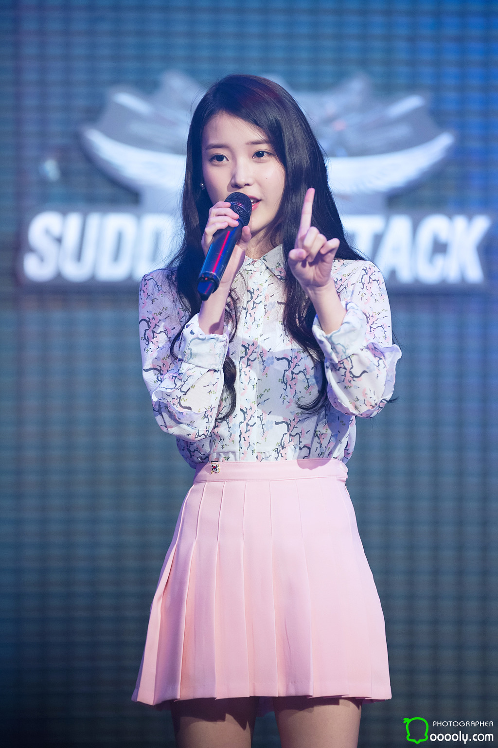 [16.03.01] 서든어택 챔스리그 결승전 축하공연 아이유 직찍.jpg | 인스티즈