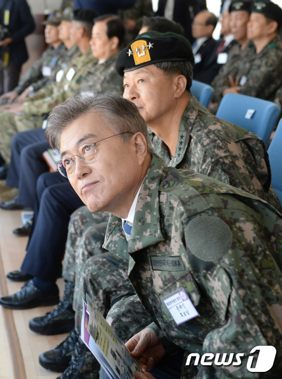 화력격멸훈련 참관하는 문재인 | 인스티즈