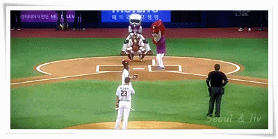 오늘자 솔지 시구 gif | 인스티즈