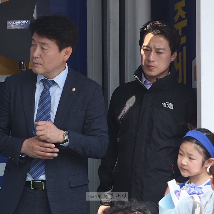 그가 문재인을 지키고 있다 | 인스티즈