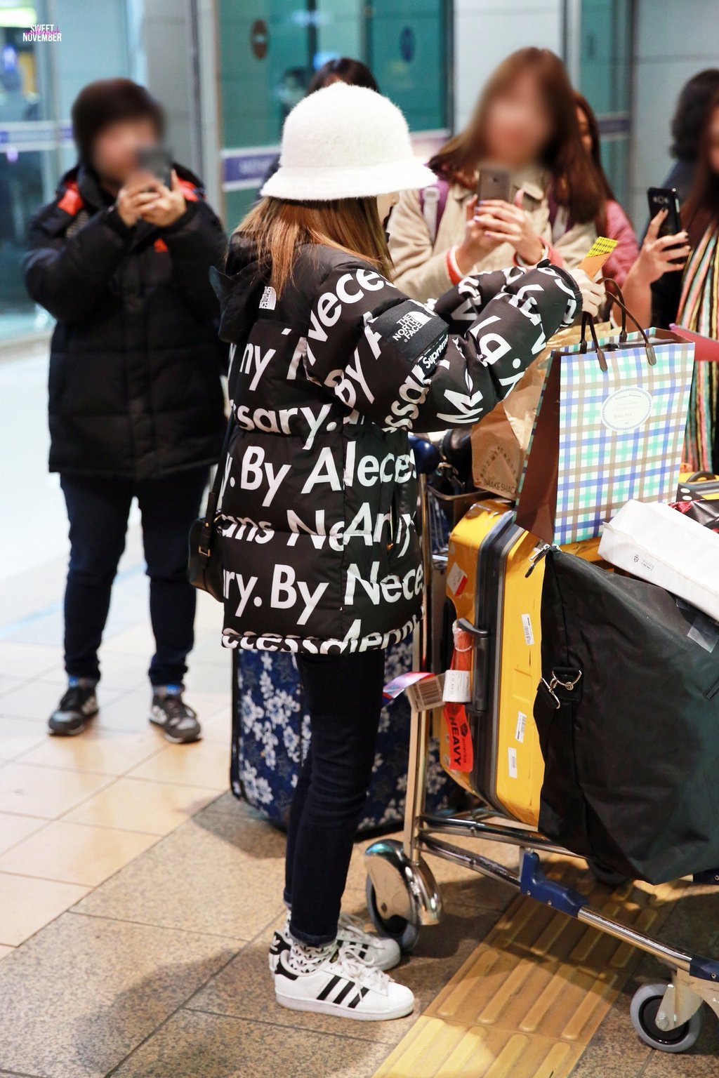 산다라박 슈프림 x 노스페이스 패딩 공항 패션.jpg | 인스티즈