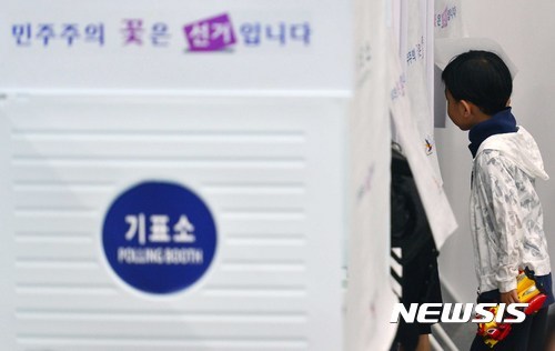 어린이날 부모님들 따라 투표장 온 아이들 .jpg | 인스티즈