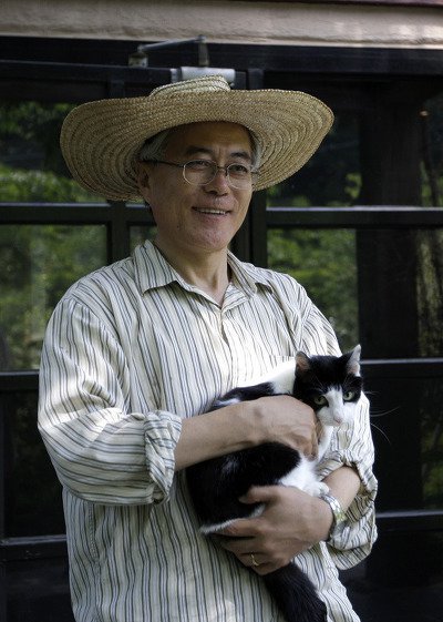 뭘 입어도 무사고 경력 30년 장기근속자 같아 보이는 문재인 | 인스티즈