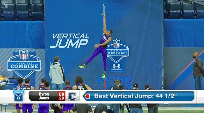 제자리 멀리뛰기 세계 신기록을 세운 NFL 선수......gif | 인스티즈
