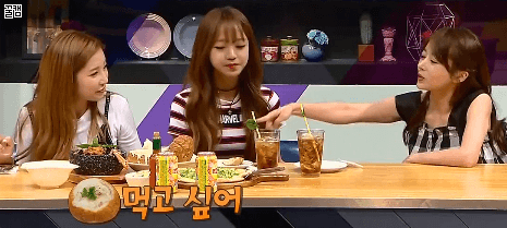수민이모한테 기어오르는 윤채경.gif | 인스티즈