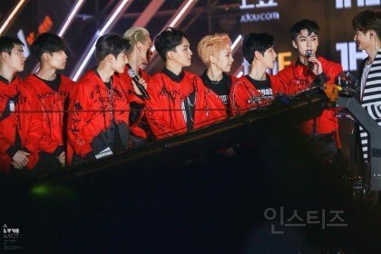 각 그룹의 막내를 바라보는 오구 눈빛.jpg | 인스티즈
