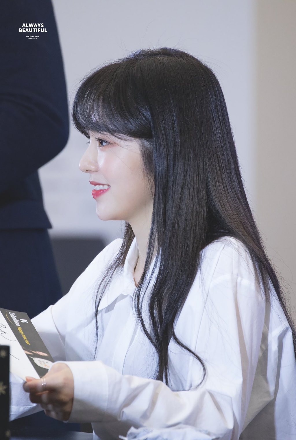 가오나시를 보고 당황한 아이린.gif | 인스티즈