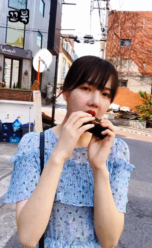 배가 많이 고팠던 여자친구 예린이 .gif | 인스티즈
