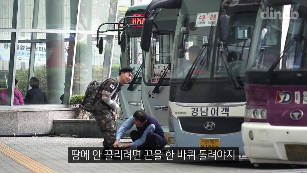 팔을 다친 군인이 신발 끈을 묶어달라고 부탁 한다면?...JPG | 인스티즈