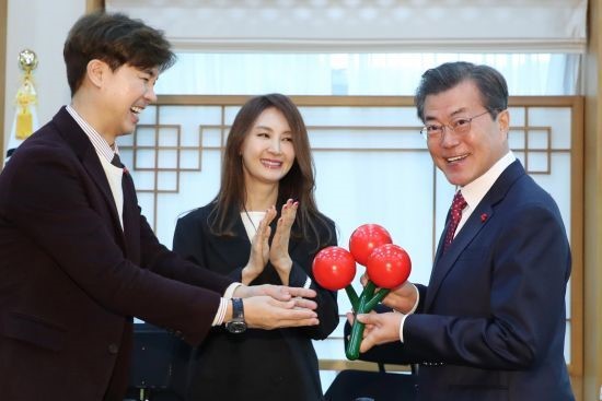 남자 연예인중 꾸준히 기부를 많이해 표창받았던 박수홍 | 인스티즈