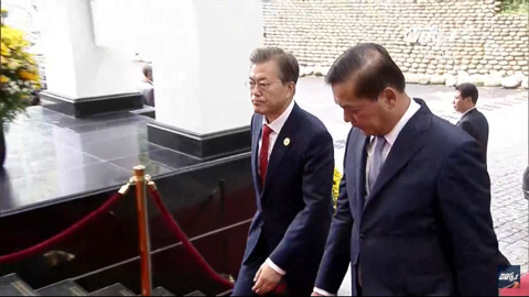 11/11 APEC 정상회의 본회의 세션에 참석한 문재인 대통령 | 인스티즈