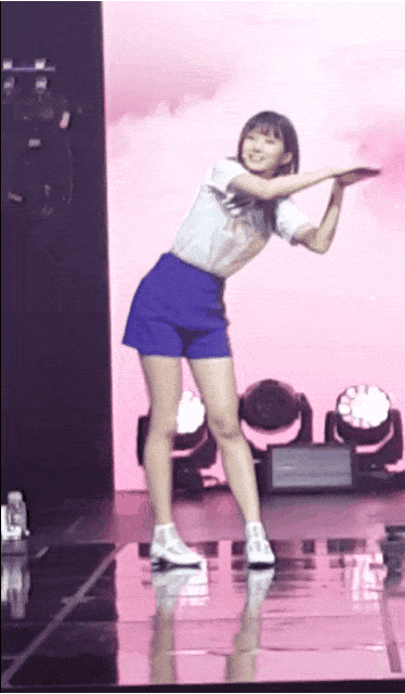 오늘 팬미팅에서 게임하는 송하영.gif | 인스티즈
