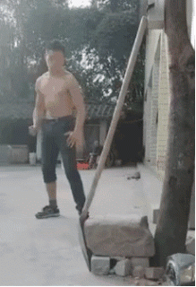 삽자루를 박살내는 남성.gif | 인스티즈