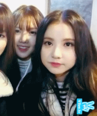 은근슬쩍 만지는 여자친구 예린.gif | 인스티즈