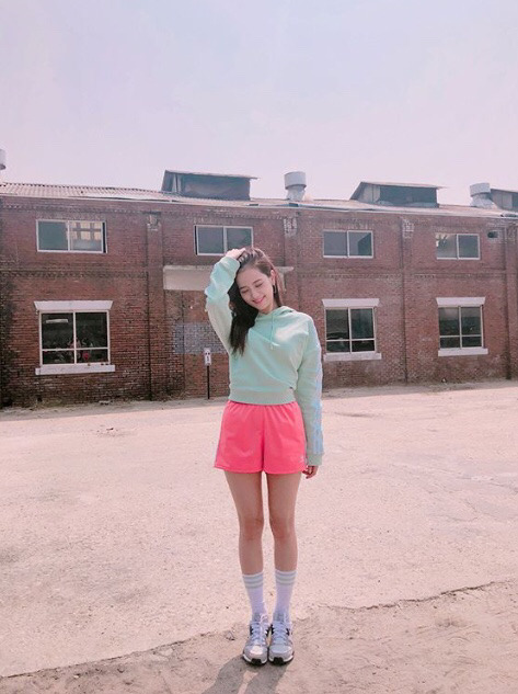 6/21 블랙핑크 지수X아디다스.jpg (with 리사) | 인스티즈