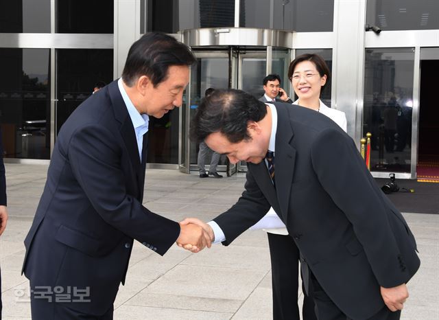 김성태 원내대표에게 허리숙여 인사하는 이낙연 총리 | 인스티즈
