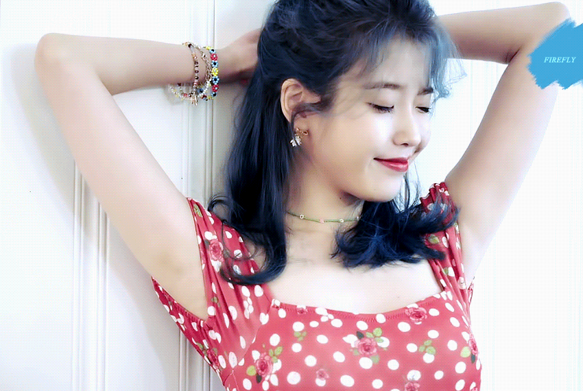 2020시즌그리팅 촬영하는 아이유.gif | 인스티즈