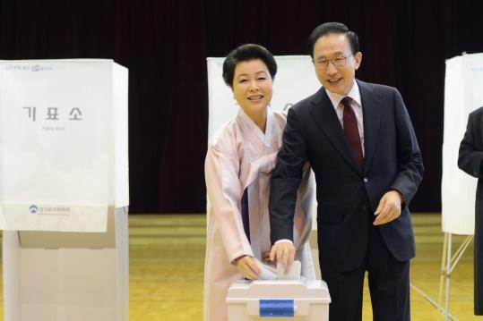 18대와 19대 대선 투표하는 MB의 표정변화.jpg | 인스티즈