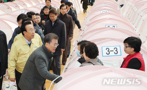 포항 지진피해 이재민 위로하는 문 대통령 | 인스티즈
