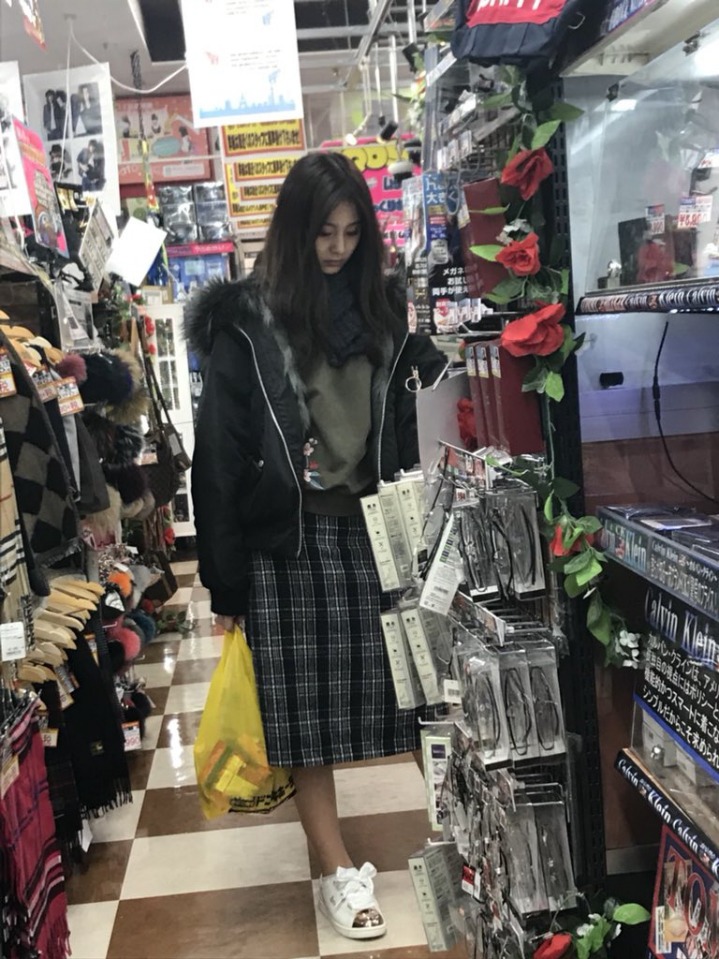 서로 선물을 주고받는 트와이스 .gif | 인스티즈