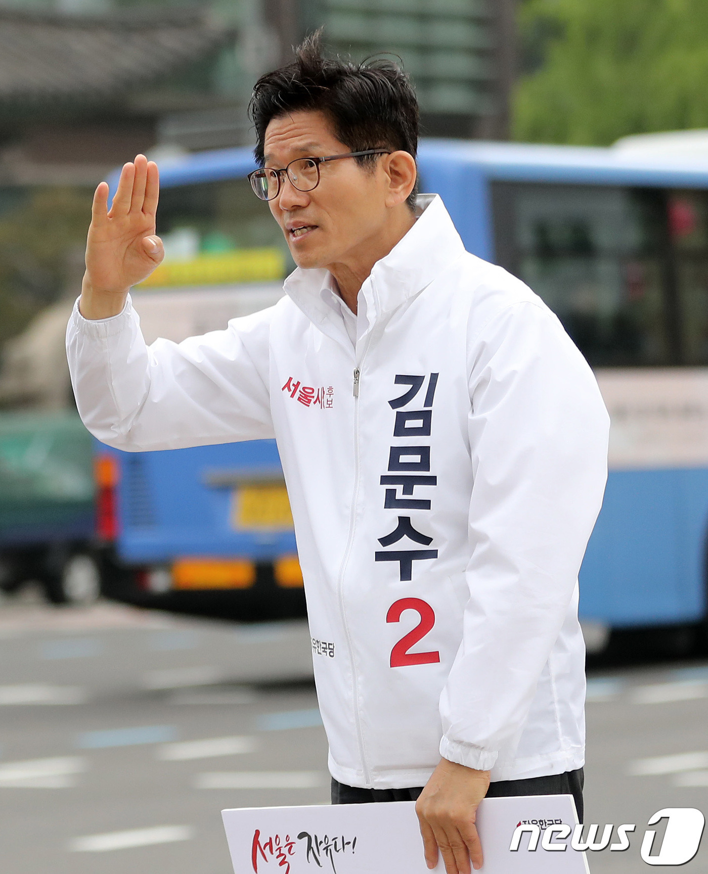경례하는 김문수.jpg | 인스티즈