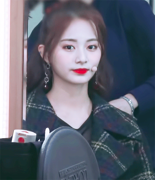 무대 준비하는 쯔위.gif | 인스티즈