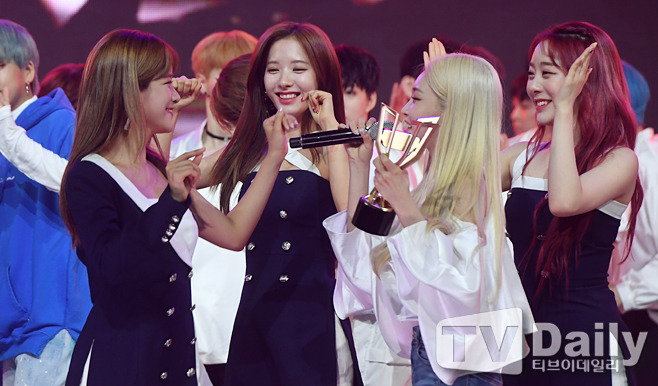 우주소녀 보나,엑시랑 절친인 청하.jpgif | 인스티즈