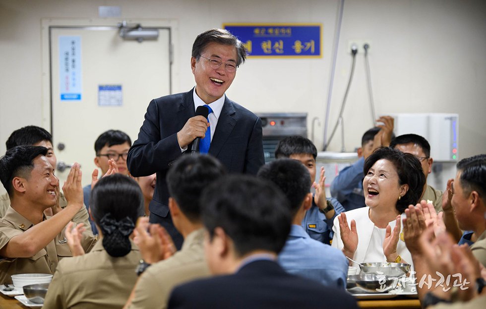 영부인이 (만난지 40년된 남편) 대통령 쳐다보는 눈빛.jpgif | 인스티즈