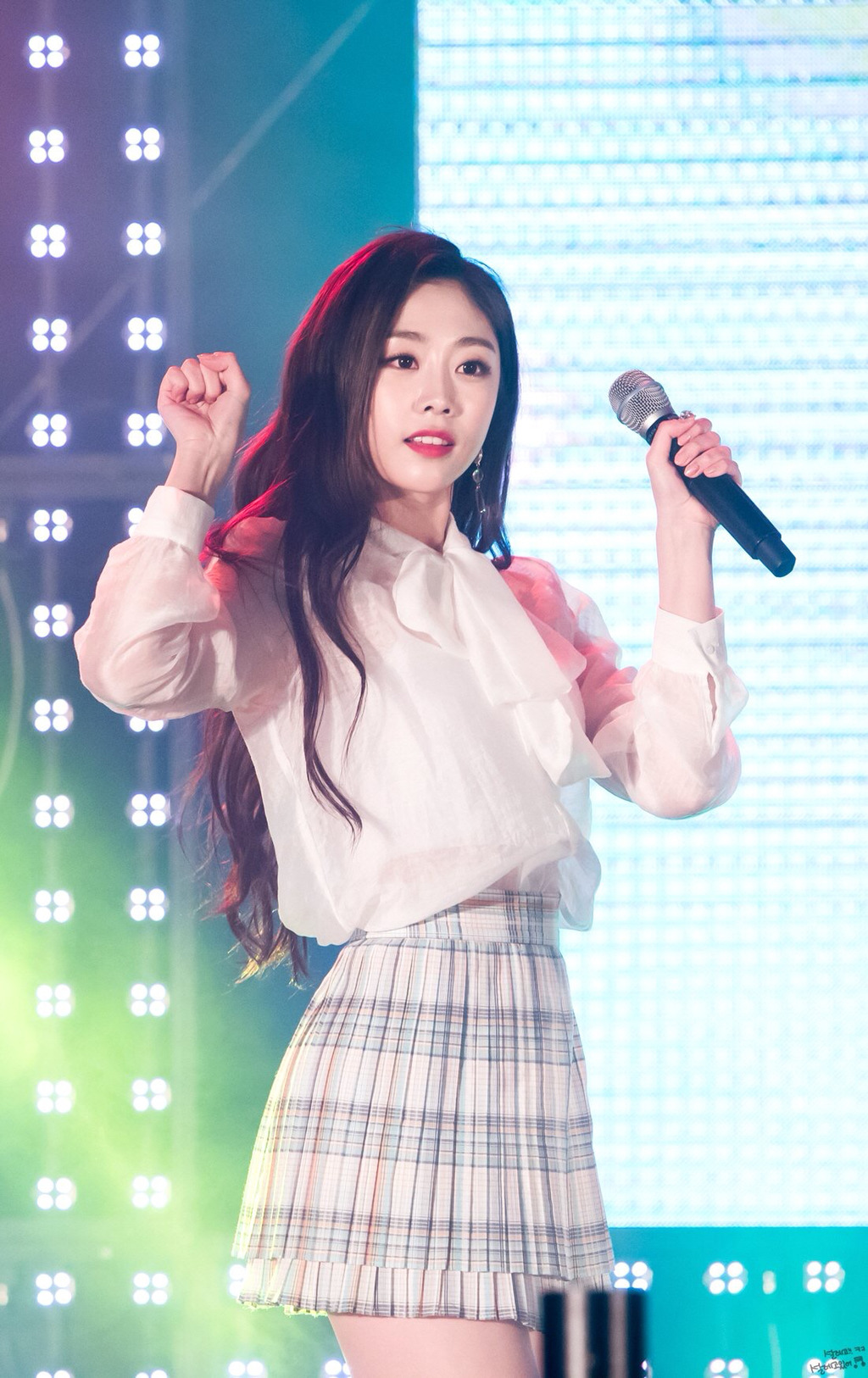 [러블리즈] 근로자의 날이라 그런지 평소 보다 일이 더 많아진 기분이라서 지수 | 인스티즈