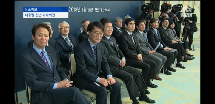 오늘 대통령님 말씀하실때 참모진들 표정 | 인스티즈