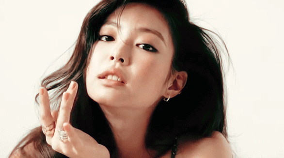 검은 끈나시를 입은 블랙핑크 제니.gif | 인스티즈